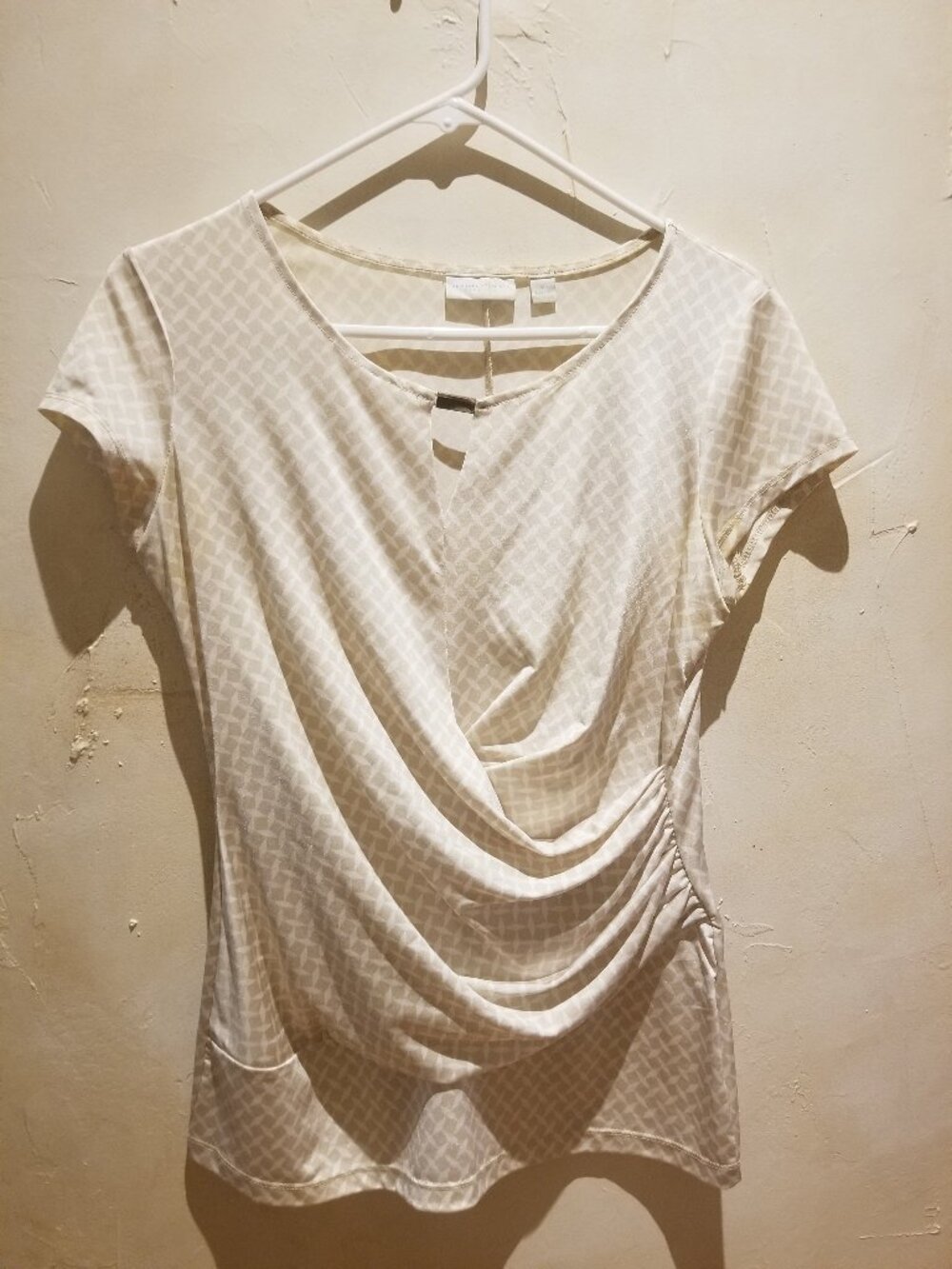 NEW YORK & CO WOMEN'S DRAPED BEIGE & WHITE KEYHOLE TOP Size M